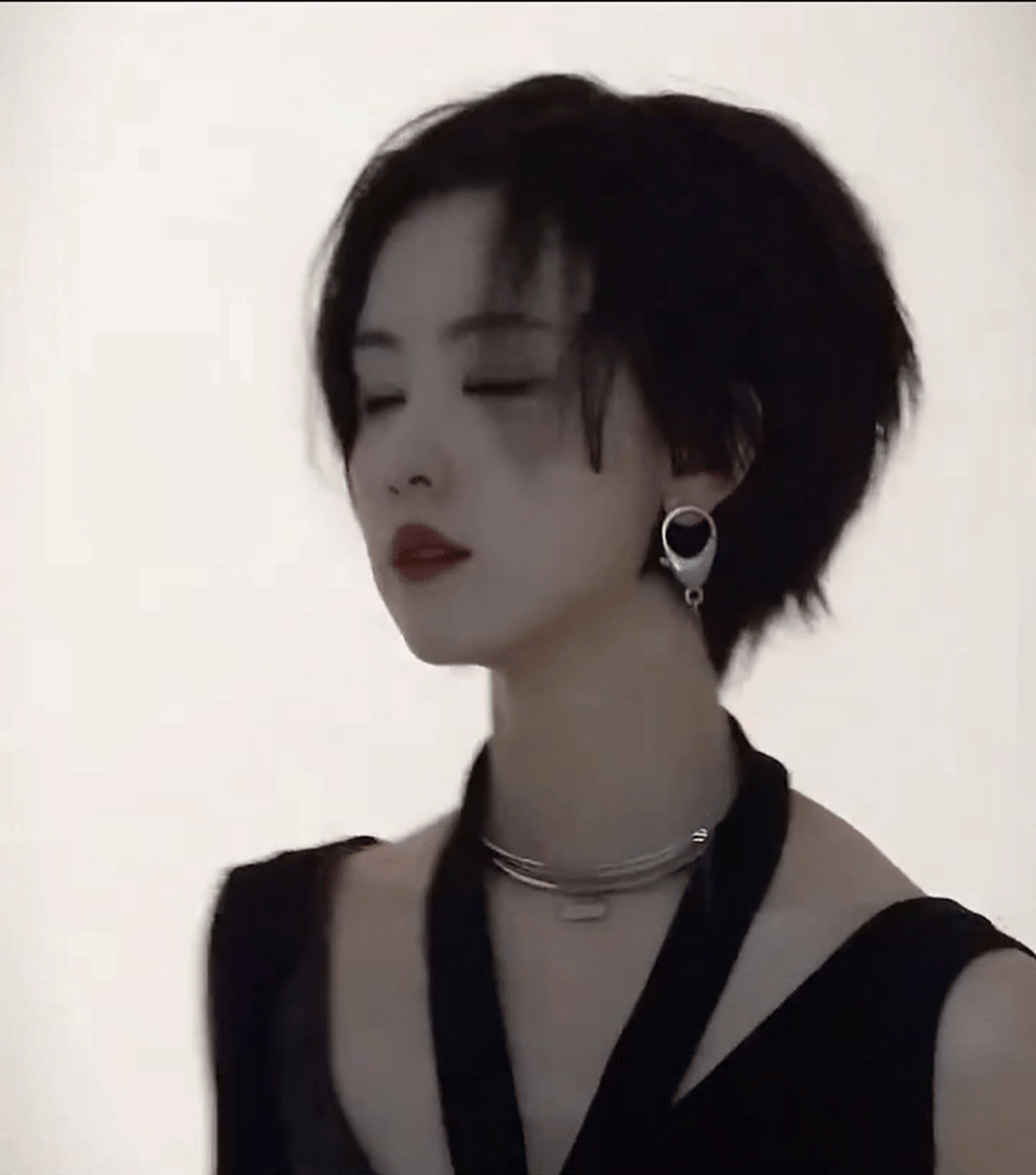 被陈都灵短发美到了,奶酷奶酷的[亲吻]#陈都灵# #陈都灵黑白短发大片