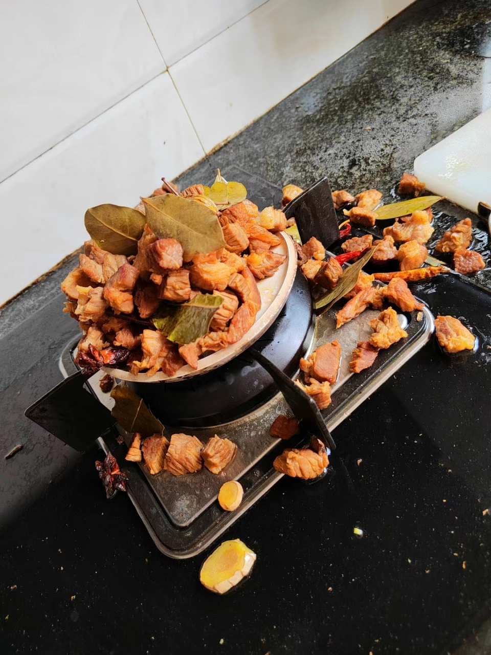 造孽哦…谁家的砂锅烂的这么完整啊?