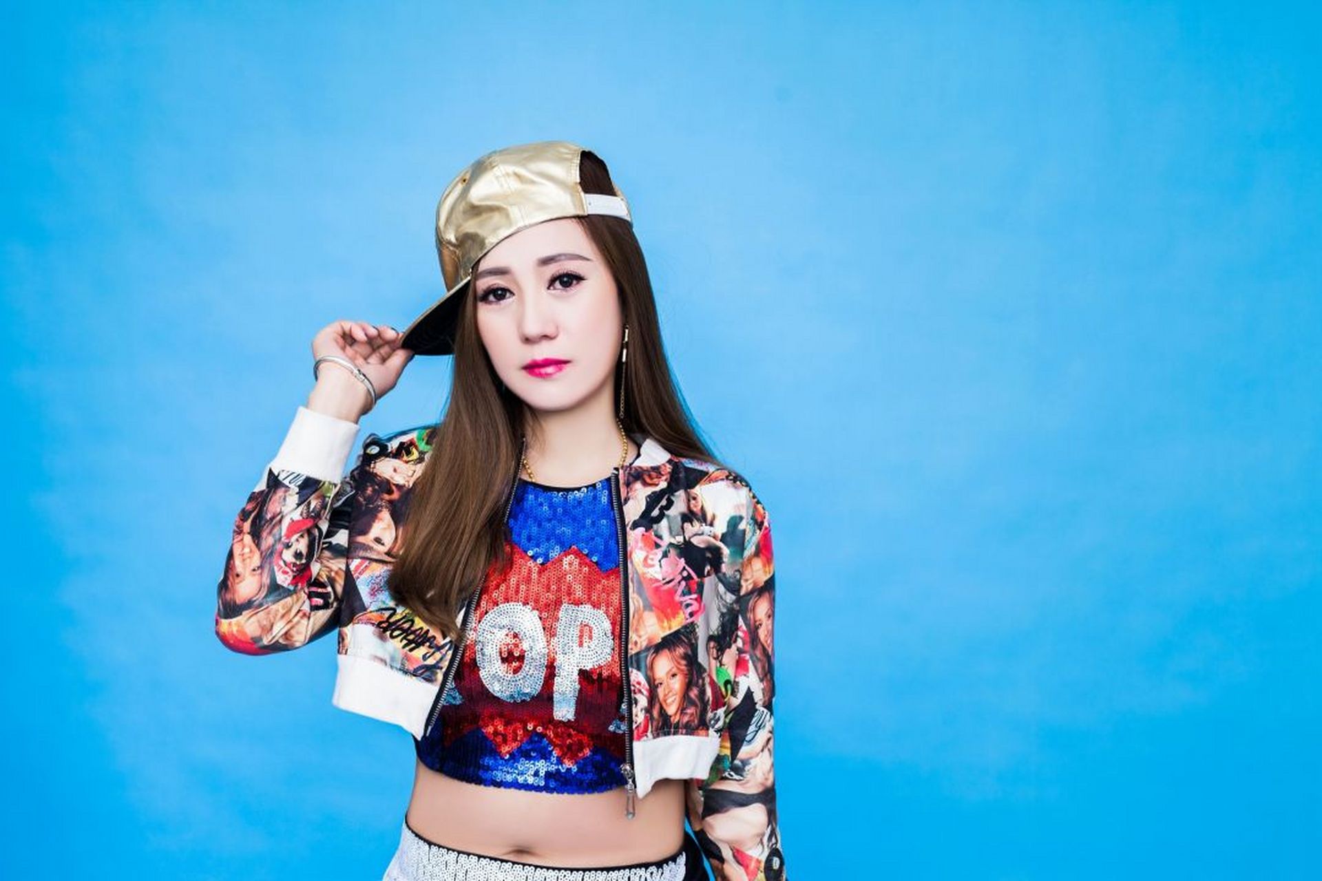 中国内地女歌手李英        李英,福建泉州人,中国内地女歌手,华语原