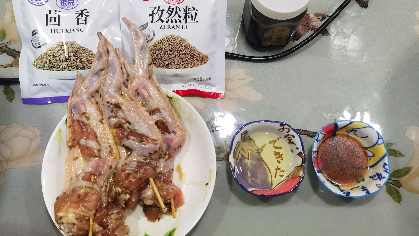 烧烤鸡翅,终于可以在家里自己烧烤了,没有油烟,太给力,好吃!