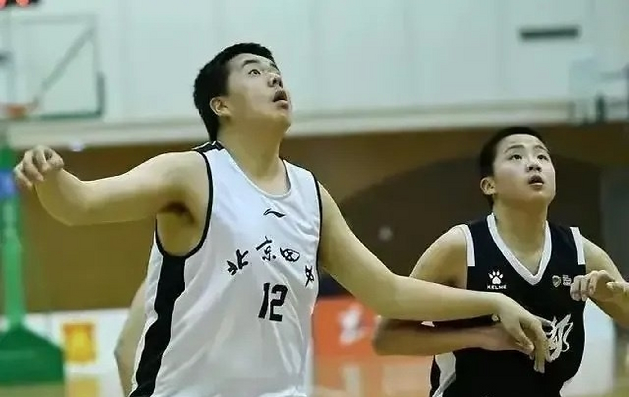 传奇之子,王治郅大儿子王熙麟,今年19岁,身高2.07米,体重260斤.