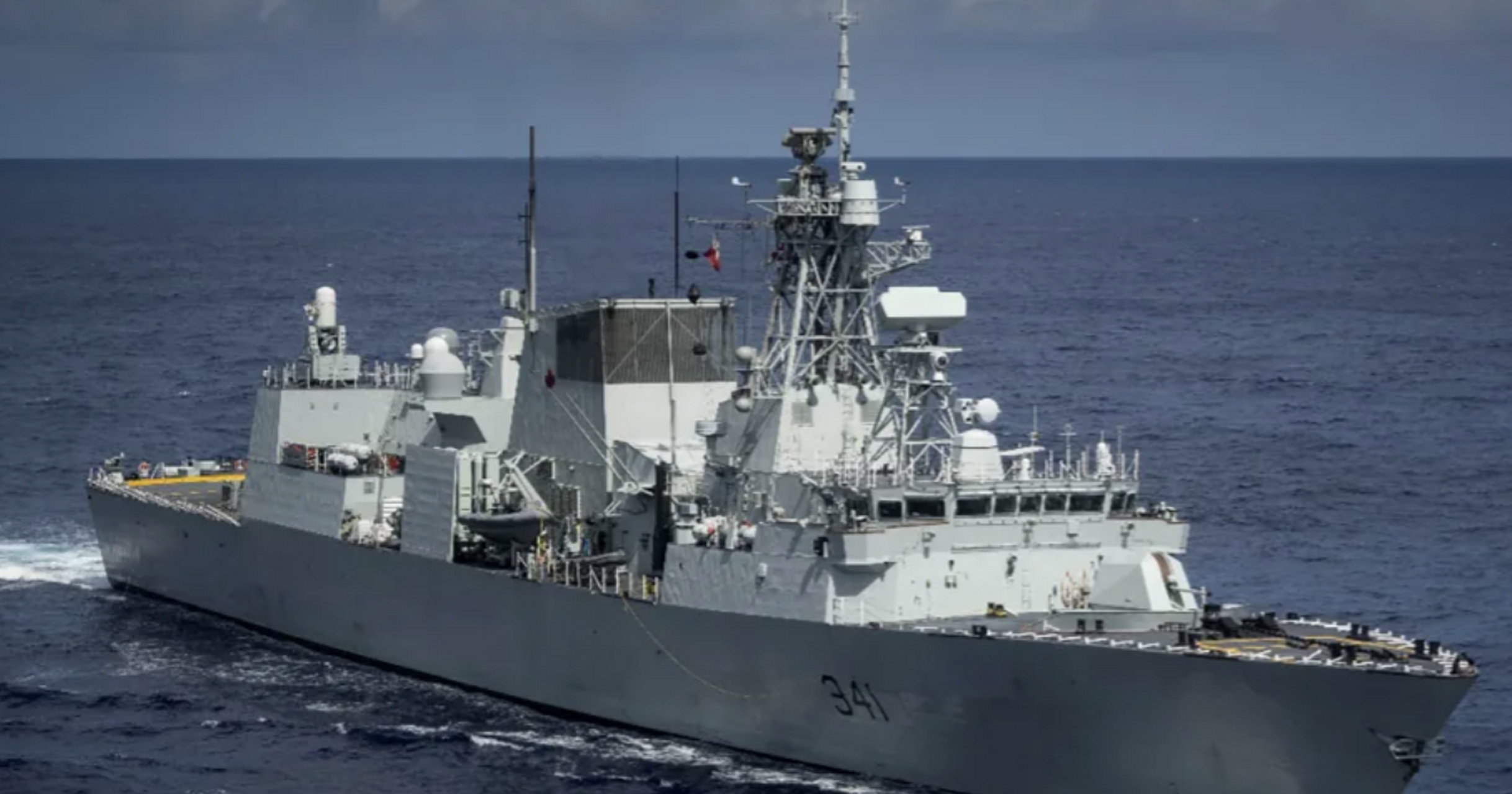 歼-11"30米骑脸"加拿大直升机,加方:差点就被击落.