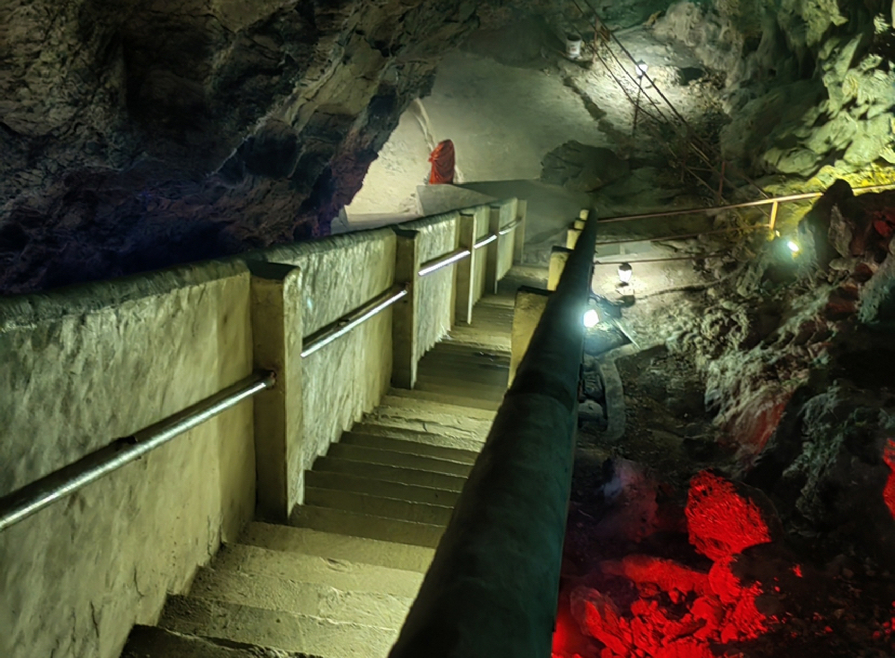 开州温泉仙女洞是一个令人陶醉的旅游景点,以其独特的自然景观和神秘