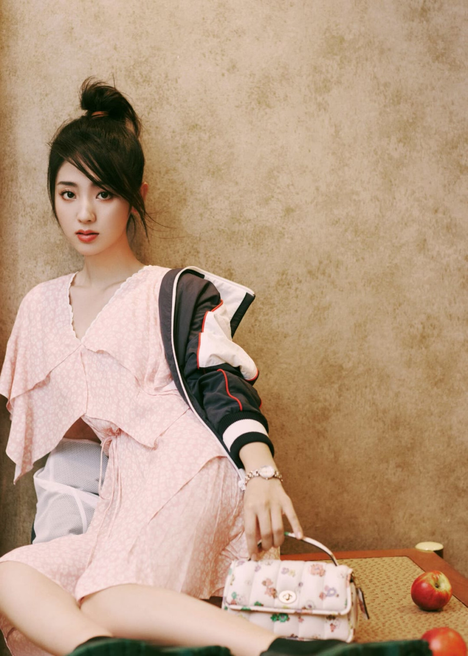 《一年级大学季》而被大家认识,邢菲以清新甜美的外形以及单纯率真的