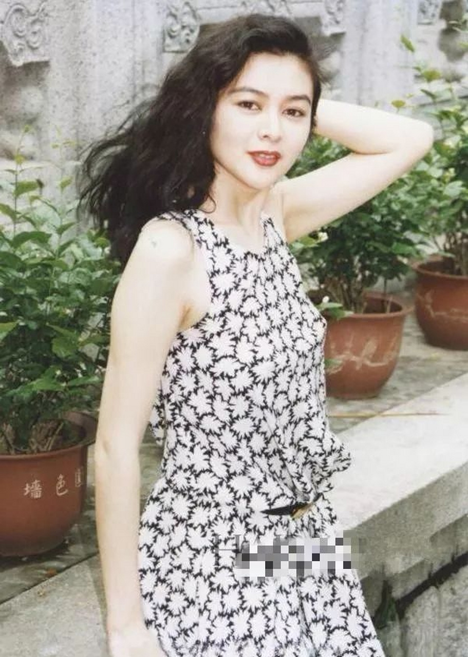 关之琳黑白碎花裙