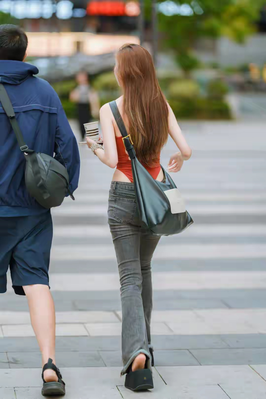 长沙街拍|穿吊带衫牛仔裤的时尚姐姐