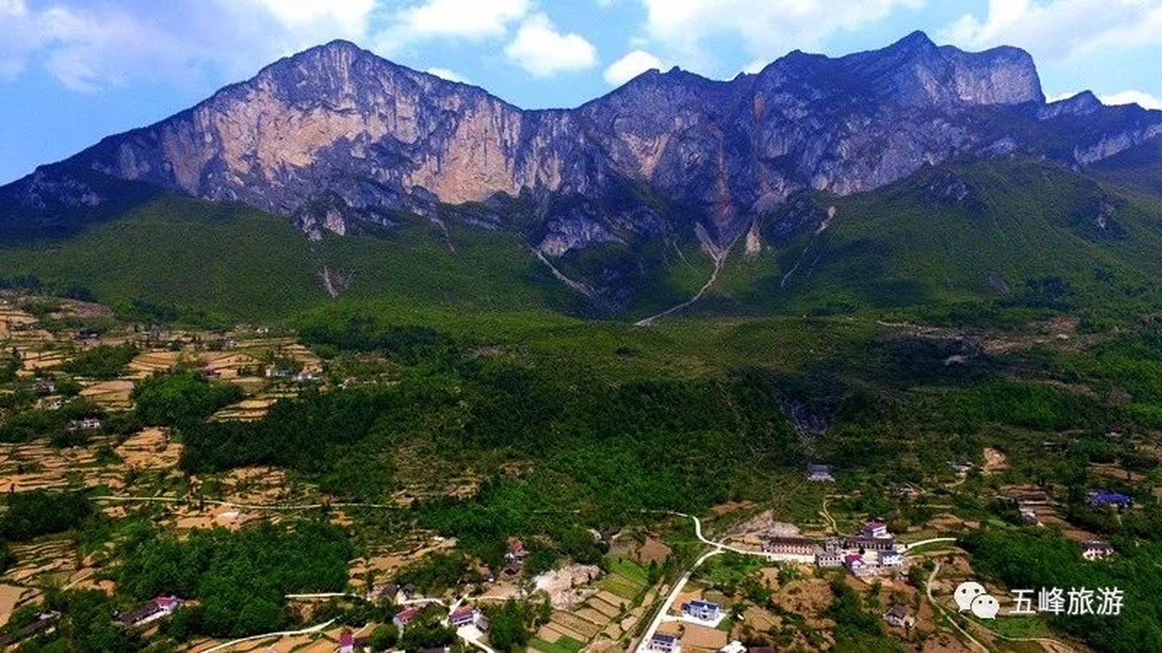 白溢寨在宜昌市五峰土家族自治县城西30公里的玉屏山上,又名白鱼寨.由