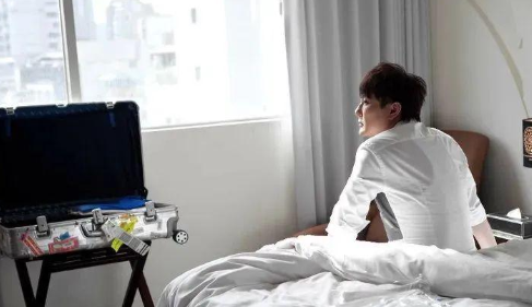 56岁张信哲:直到家中豪宅曝光,才知道他的低调都是"装"的