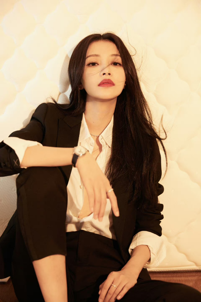 孙怡她是一位非常自信和迷人的女孩,并且三观超正.