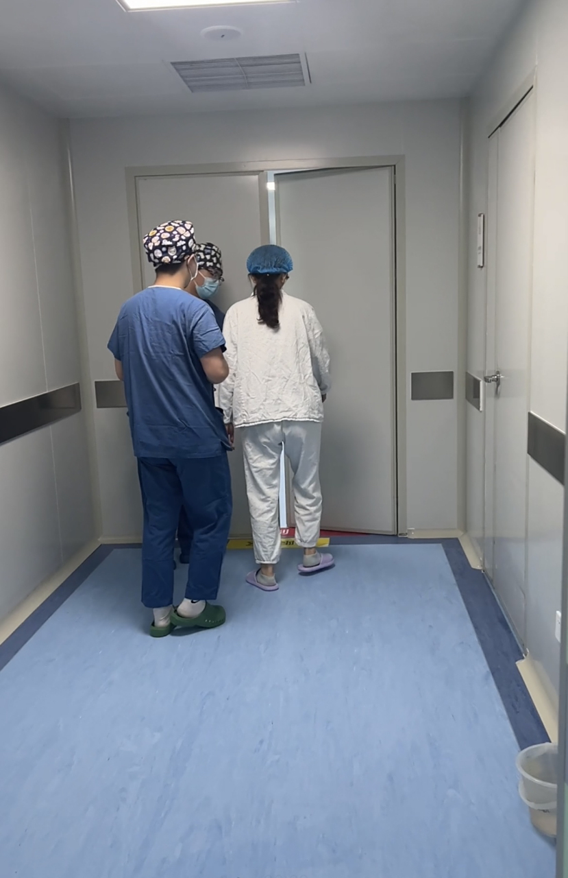 换上拖鞋 戴好手术帽 姐姐准备进手术室了 一起期待下术后效果吧