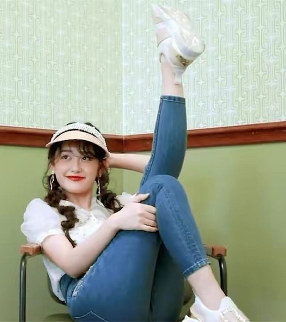 蒋依依紧晒身牛仔裤照片,美腿肥臀,性感迷人.