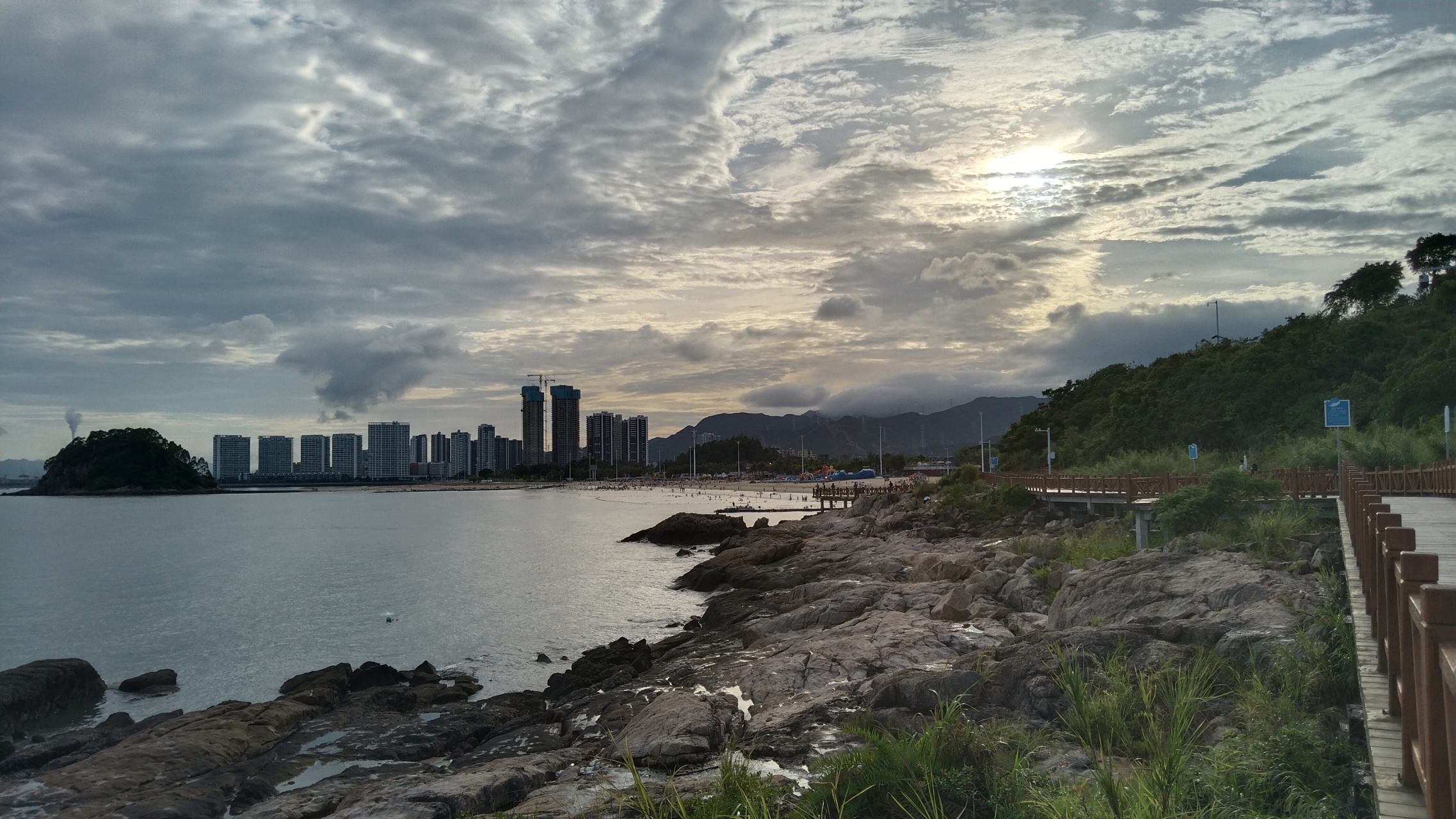 来惠州大亚湾啦!位于霞涌镇黄金海岸与小径湾之间.