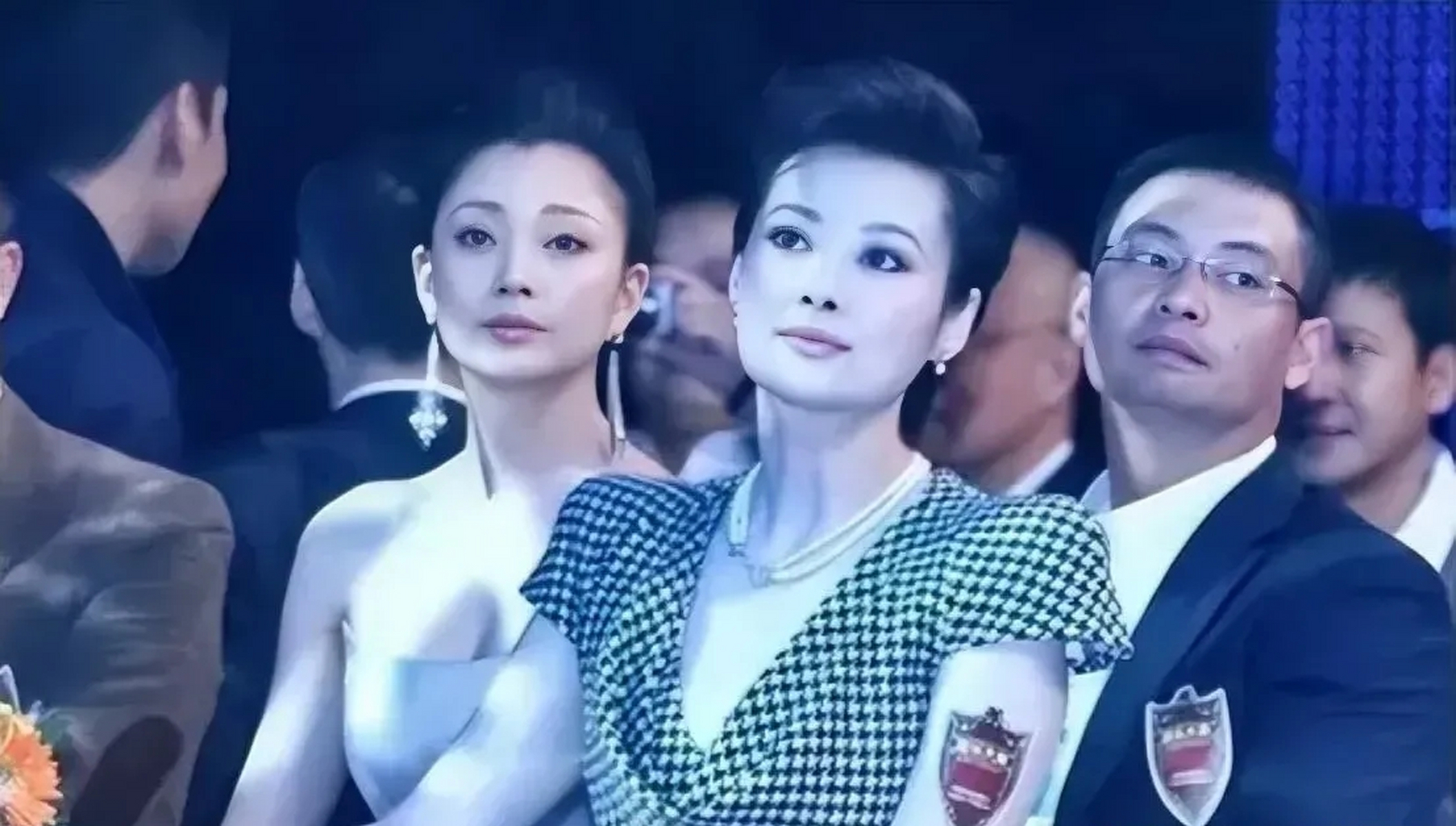 43岁殷桃同框50岁袁立,明明颜值身材都不输,却输在了气质上  在这个