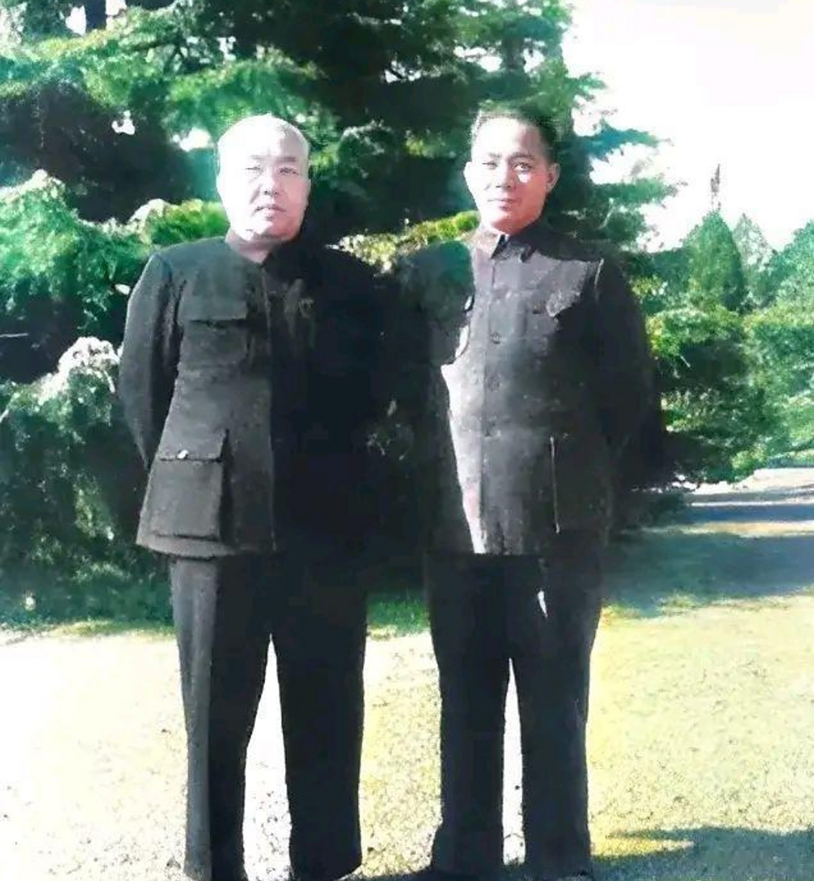 这是1985年春,陈丕显和曹荻秋(左)在上海的珍贵合影照片.