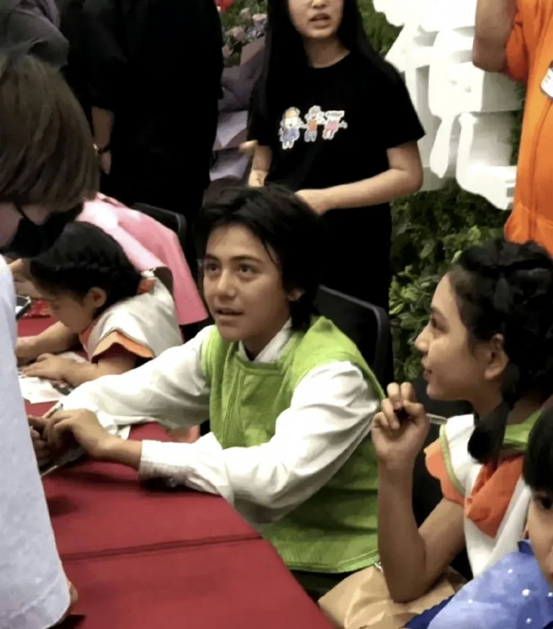 刘烨的儿子诺一真的长大了,浓眉大眼五官端正,而且气质迷人,感觉真的