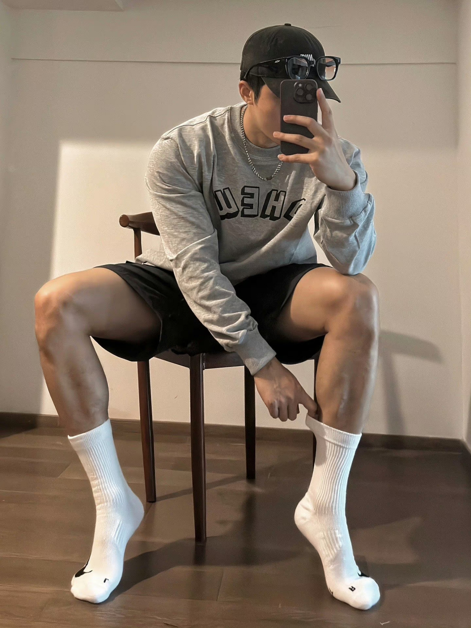 现在男生只爱穿白袜不奇怪吧,满大街都这样穿.#帅哥# #体育生