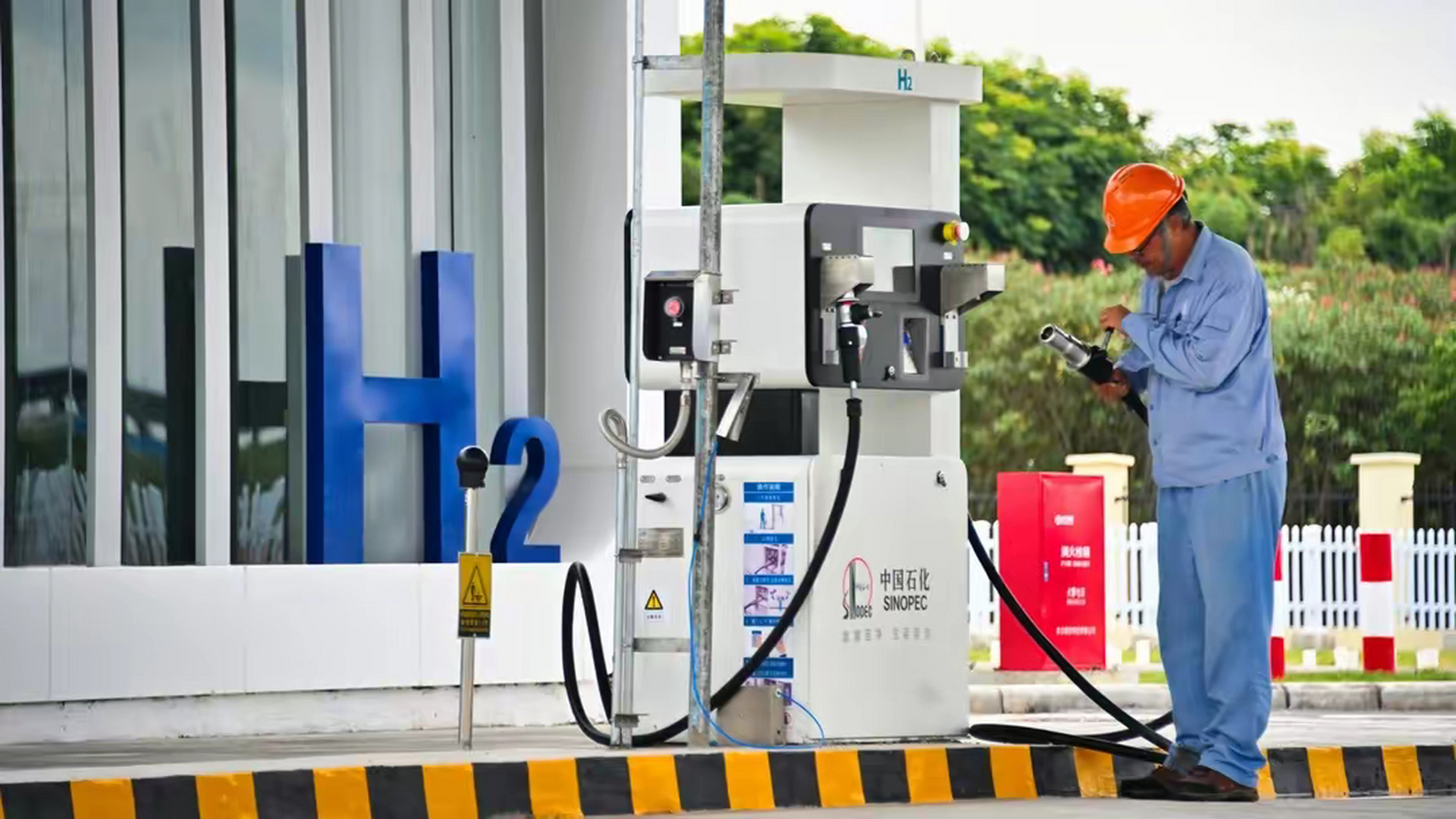 否则,新能源汽车的发展就会遇到瓶颈. 但是,这个过程需要很大的投入.