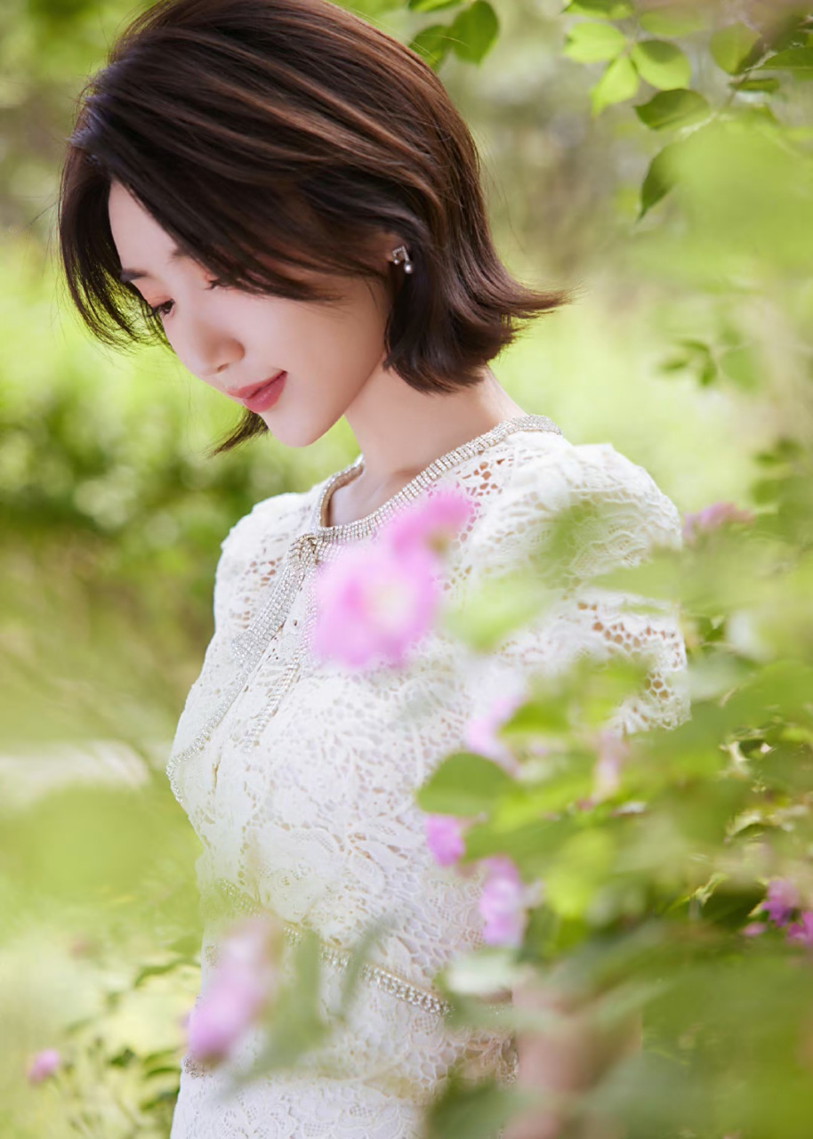 毛晓彤# 一袭白色蕾丝镂空裙,甜美清纯的容颜,纤瘦高挑的身材,妩媚