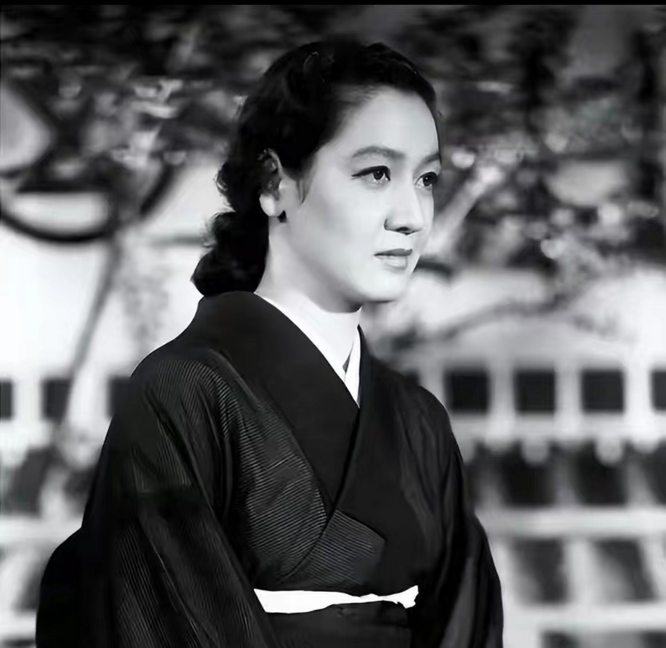 日本的历史上有名的昭和女神原节子,为了保全天皇,被献给美国麦克阿瑟