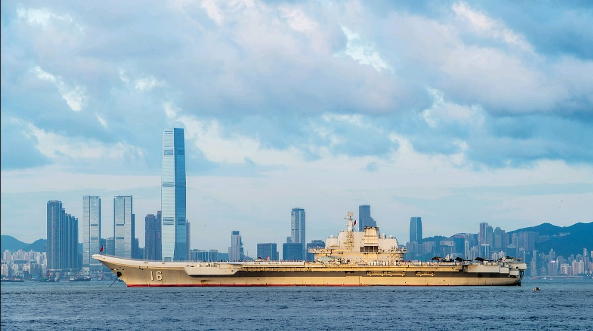 航母一天的开销是多少 你知道吗  1,每天人员费辽宁舰约2600人,工资约