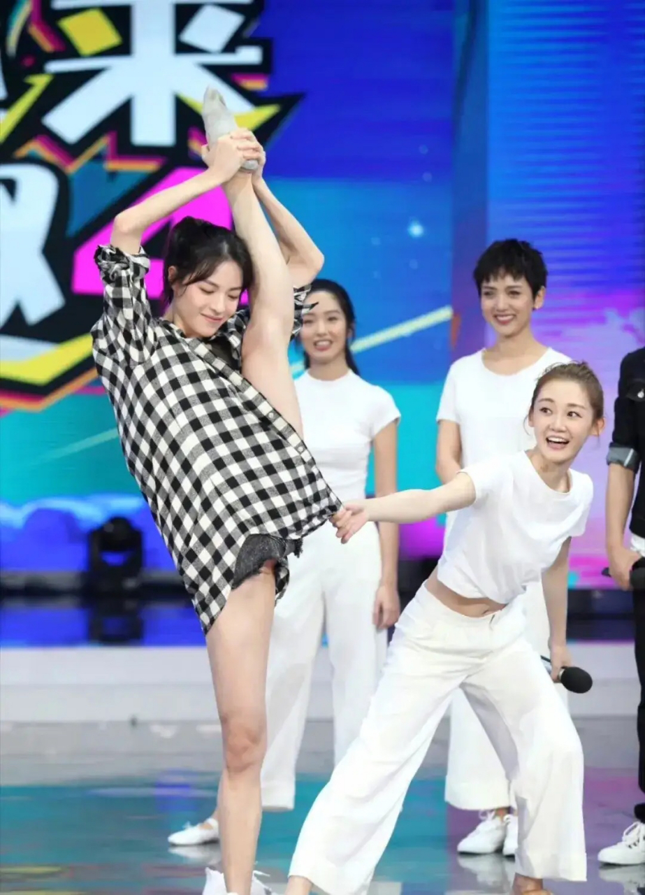 钟楚曦的这一字朝天马实在太标准了,她在舞蹈方面的才华毋庸置疑,她