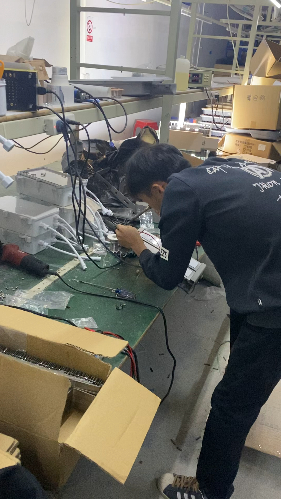 太阳能路灯厂家生产车间在加班中-度小视