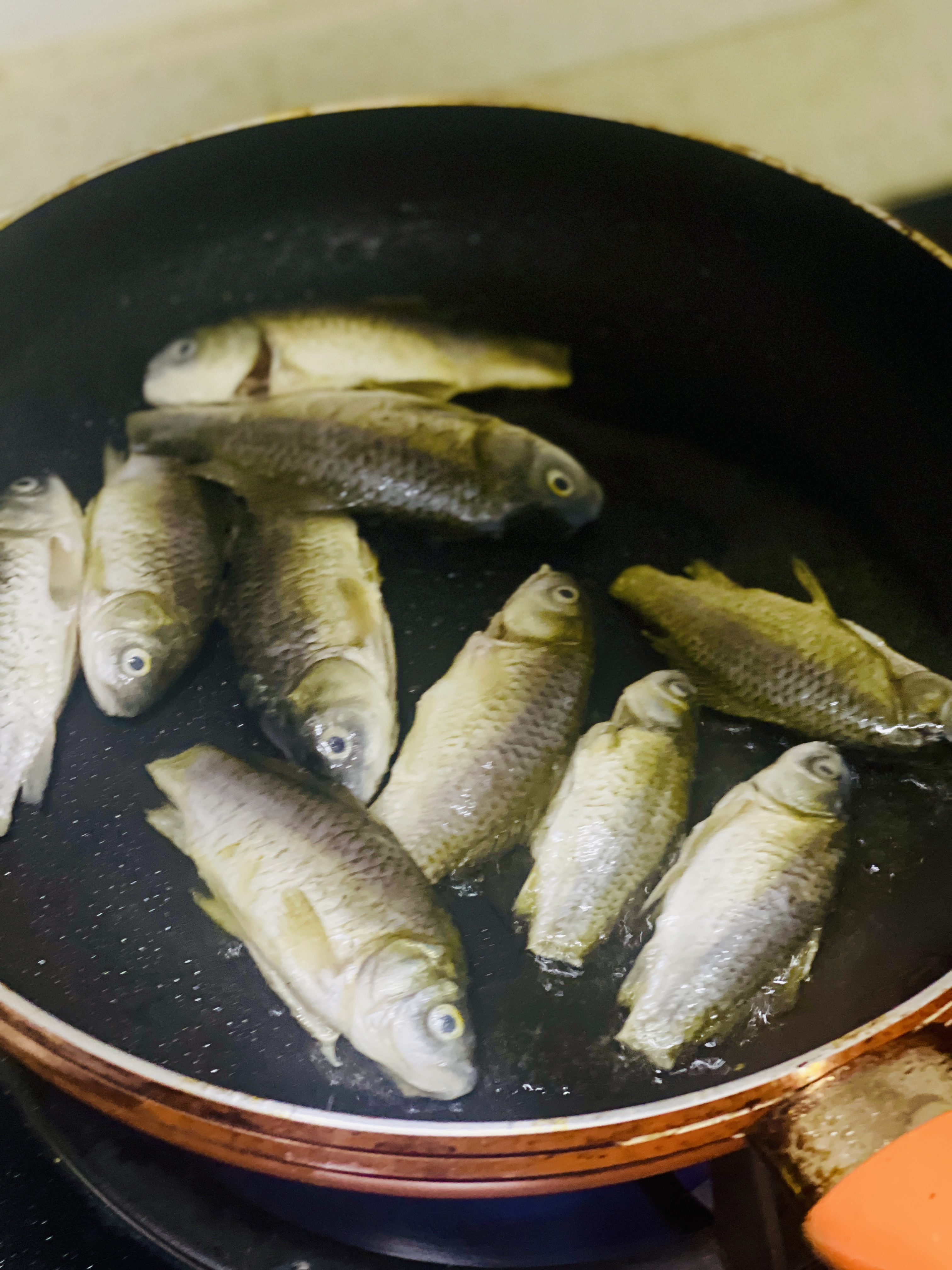 前几天钓的小班鲫今天就拿出来做个鲫鱼豆腐汤用大火给班鲫煎成金