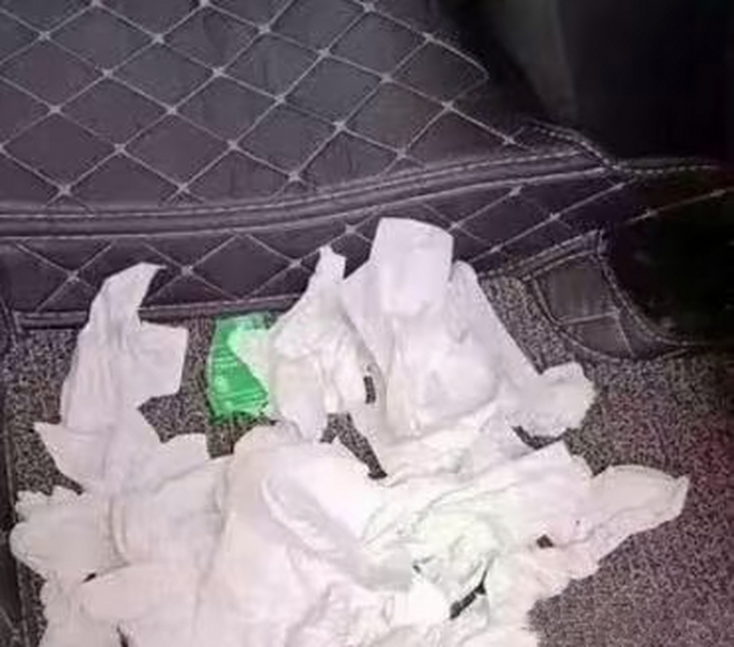 发现男友副驾驶位有一堆纸巾,他说擦鼻涕用的