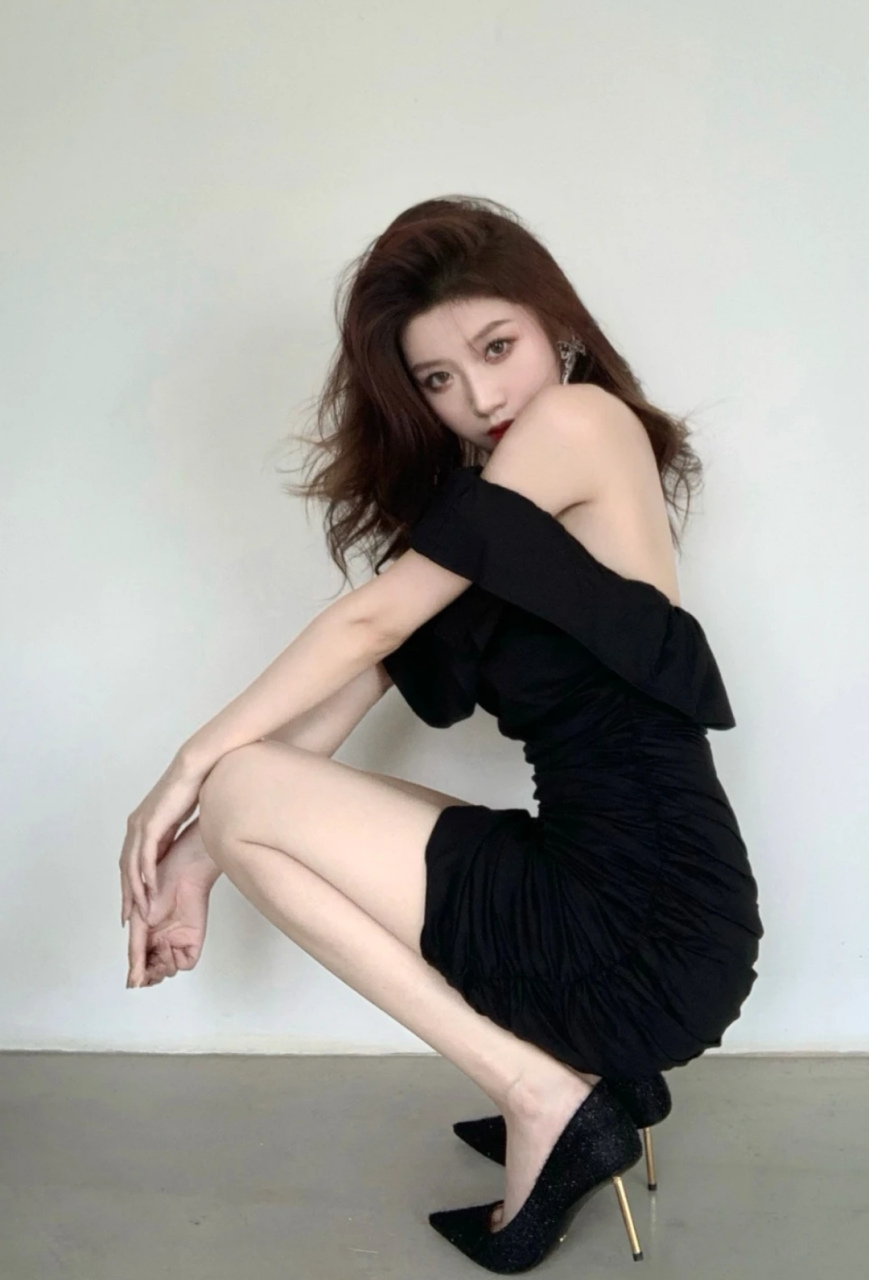 黑金搭配很时髦,8.5cm的高跟但很好穿走路完全不累耶