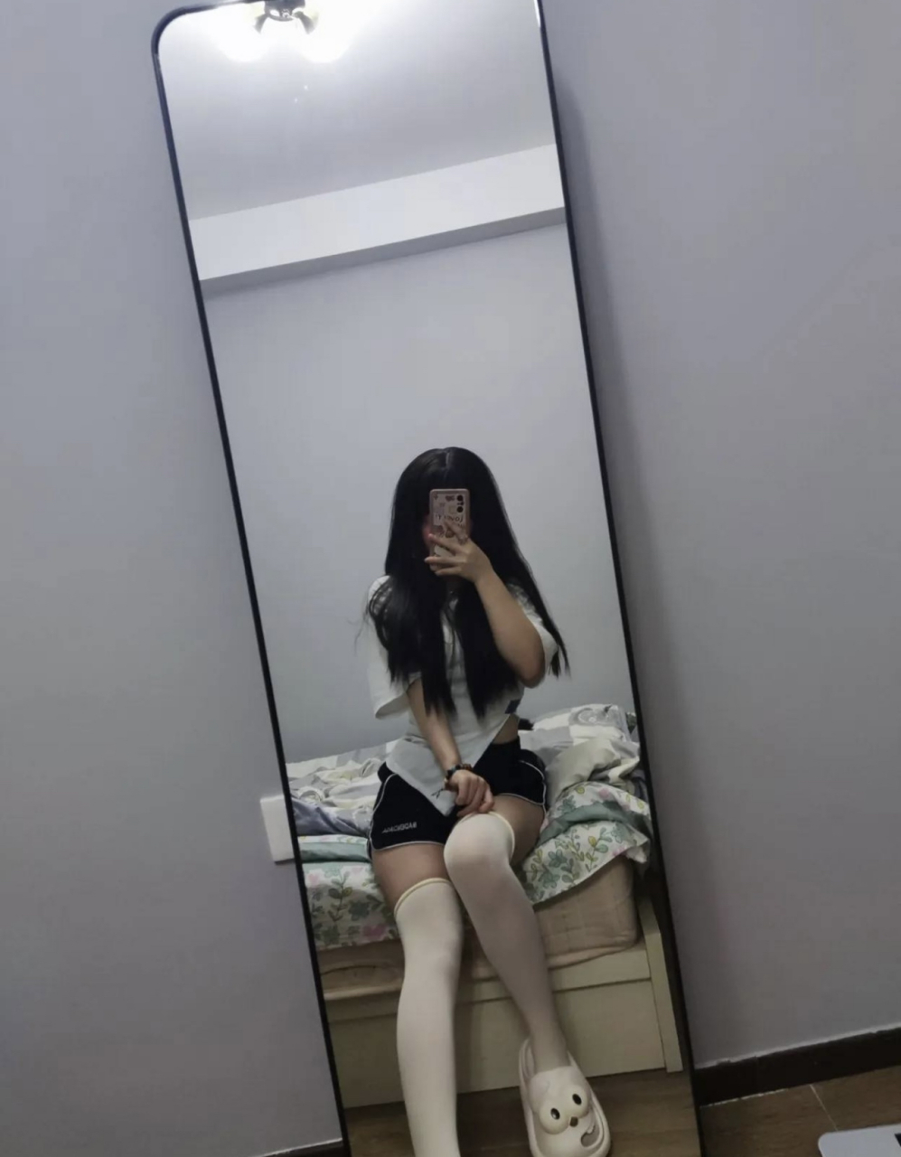 女生穿白色腿袜看起来是真的百搭又性感