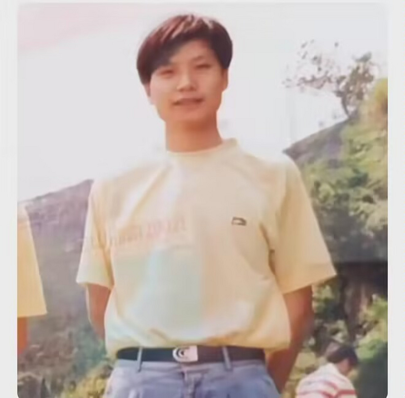 这是雷军年轻时照片,他刚考上武汉大学,穿的衣服也很有那个时候学生的