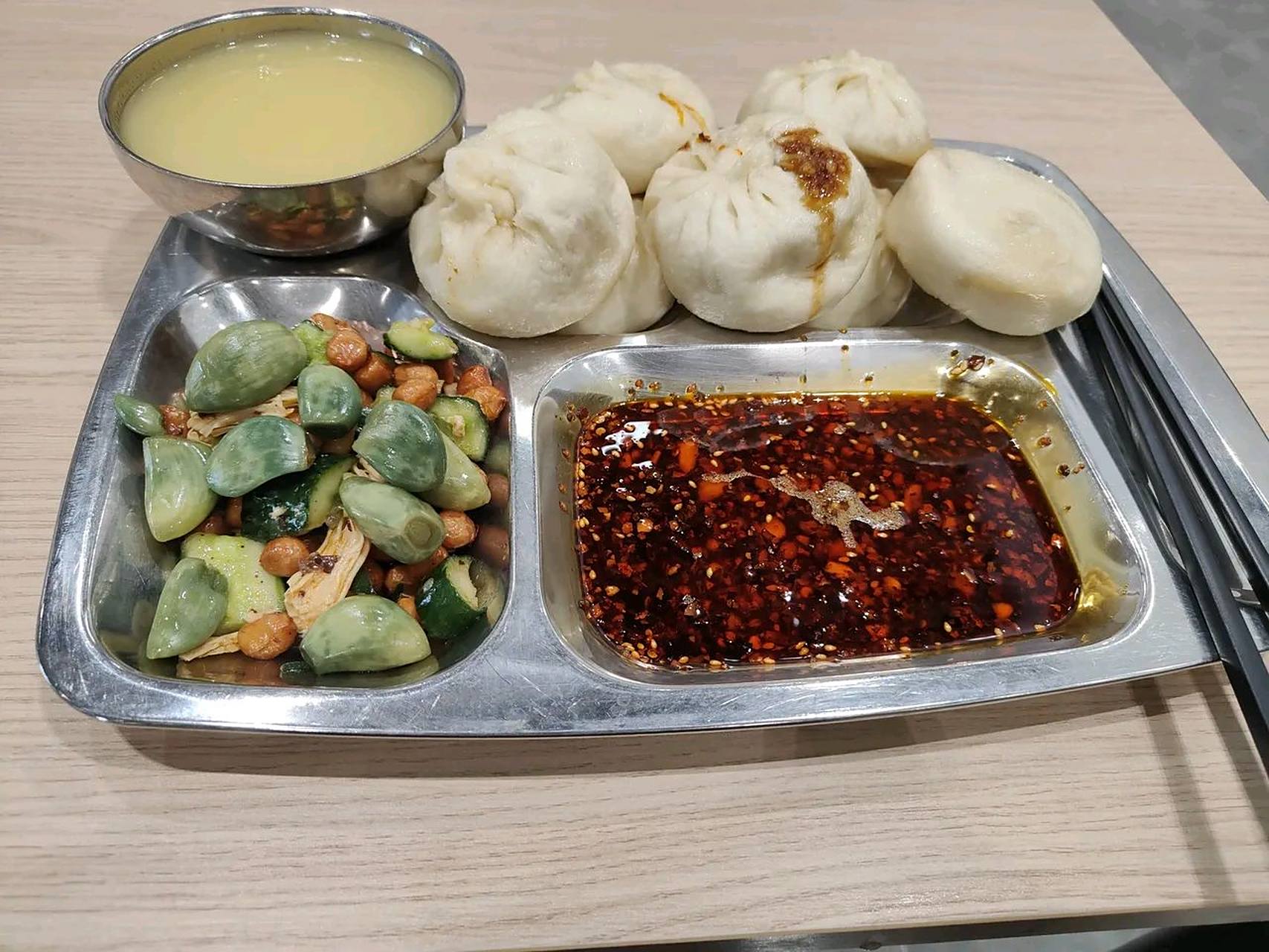 看看单位食堂的大包子