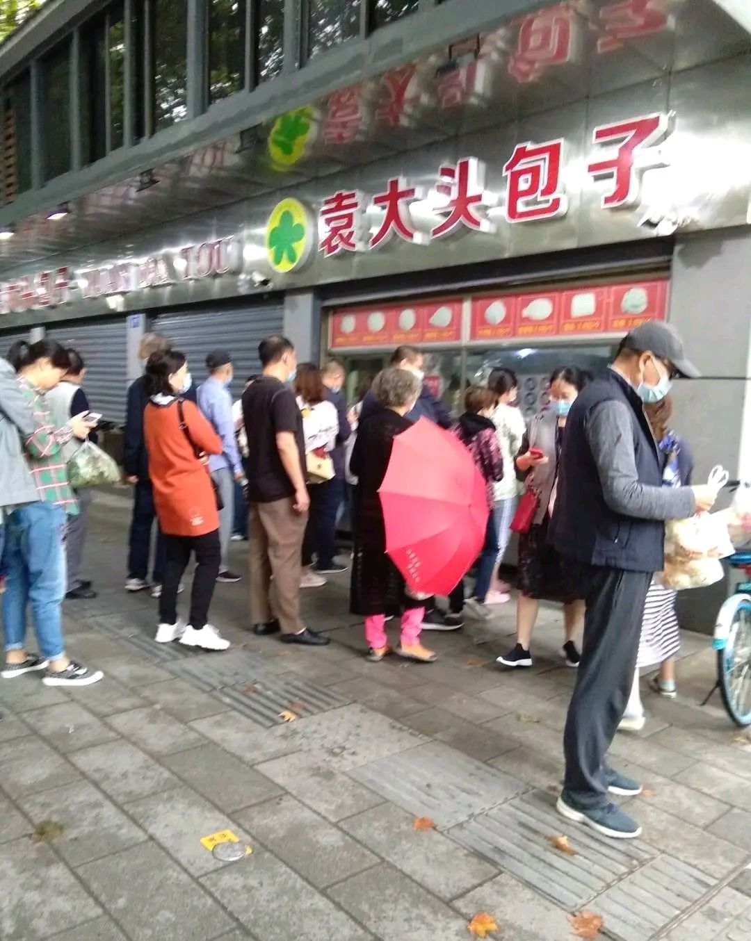 武汉市江岸区光华路某包子铺,下雨天都这么多人排队,大家怎么看