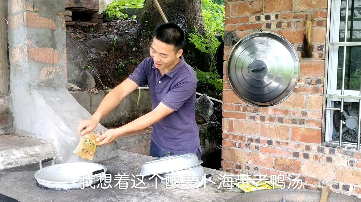 农村小伙用酸萝卜炖老鸭,媳妇却还要放海带,没想到味道还挺好