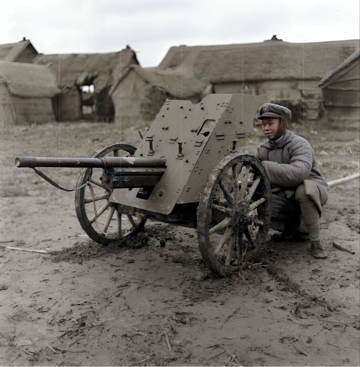 抗战胜利后,一名小兵兴奋着操控着大炮 这个应该是德制37mm战防炮