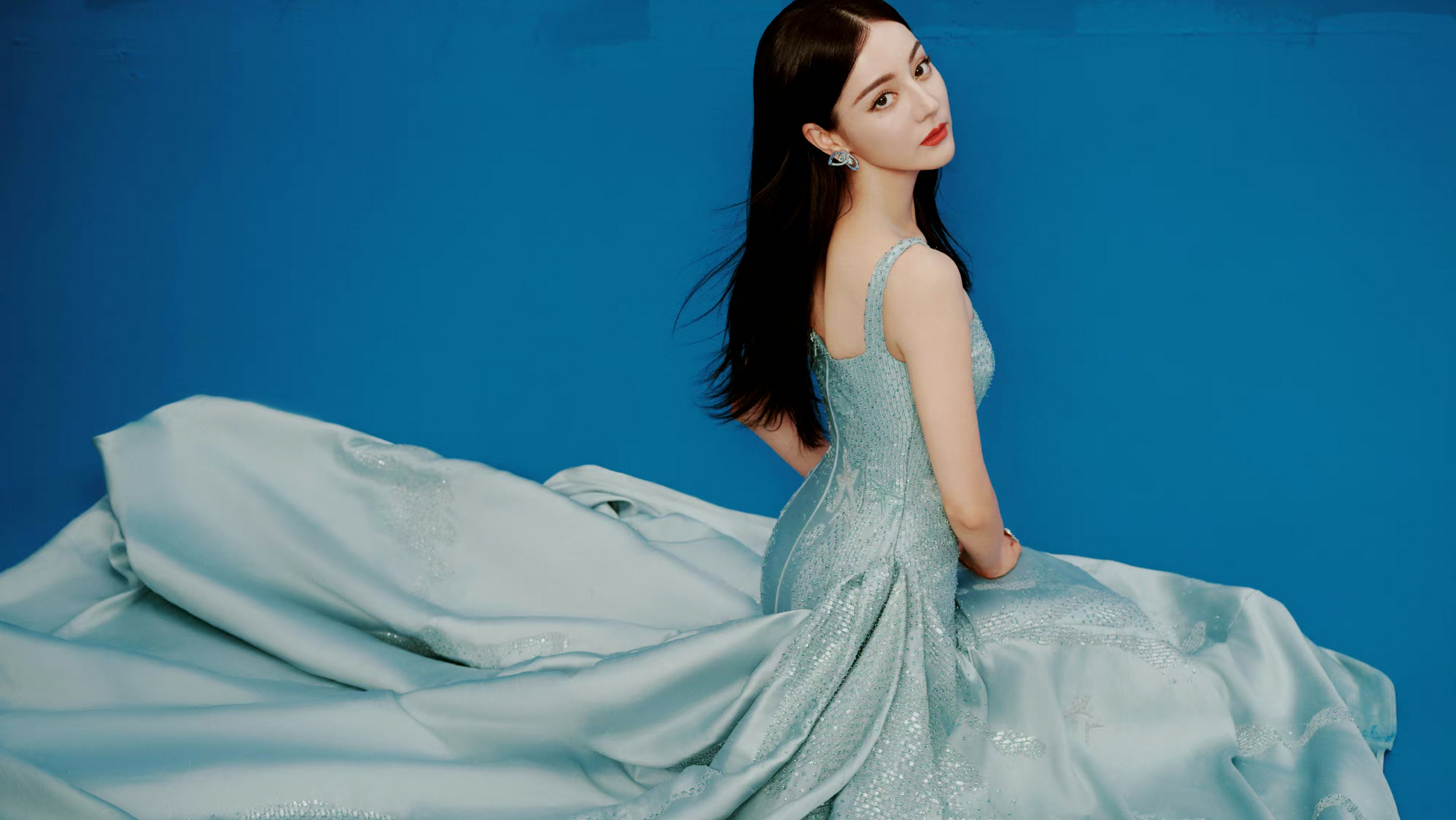 迪丽热巴蓝色礼裙