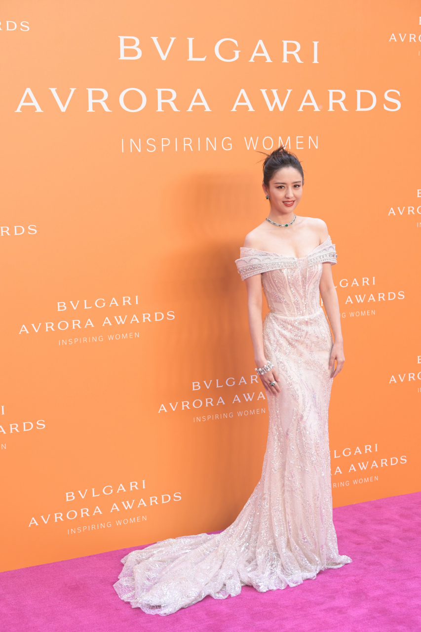 佟丽娅今天的宝格丽盛典造型,抹胸钻石长裙真滴好好看,加上背后的蝴蝶