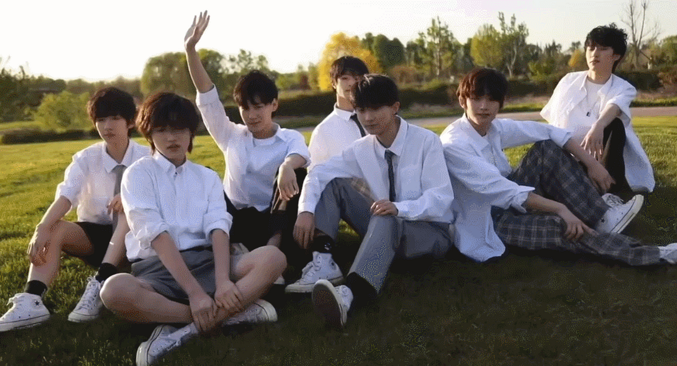 时代少年团营业照  时代少年团营业照也太酷吧,好久没看到这么齐齐整