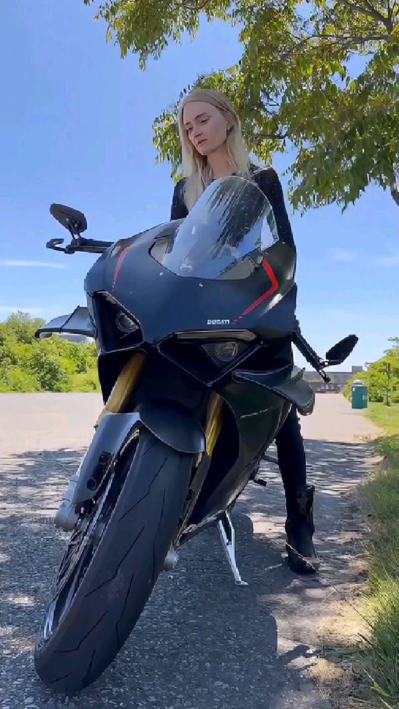 骑杜卡迪的小姐姐