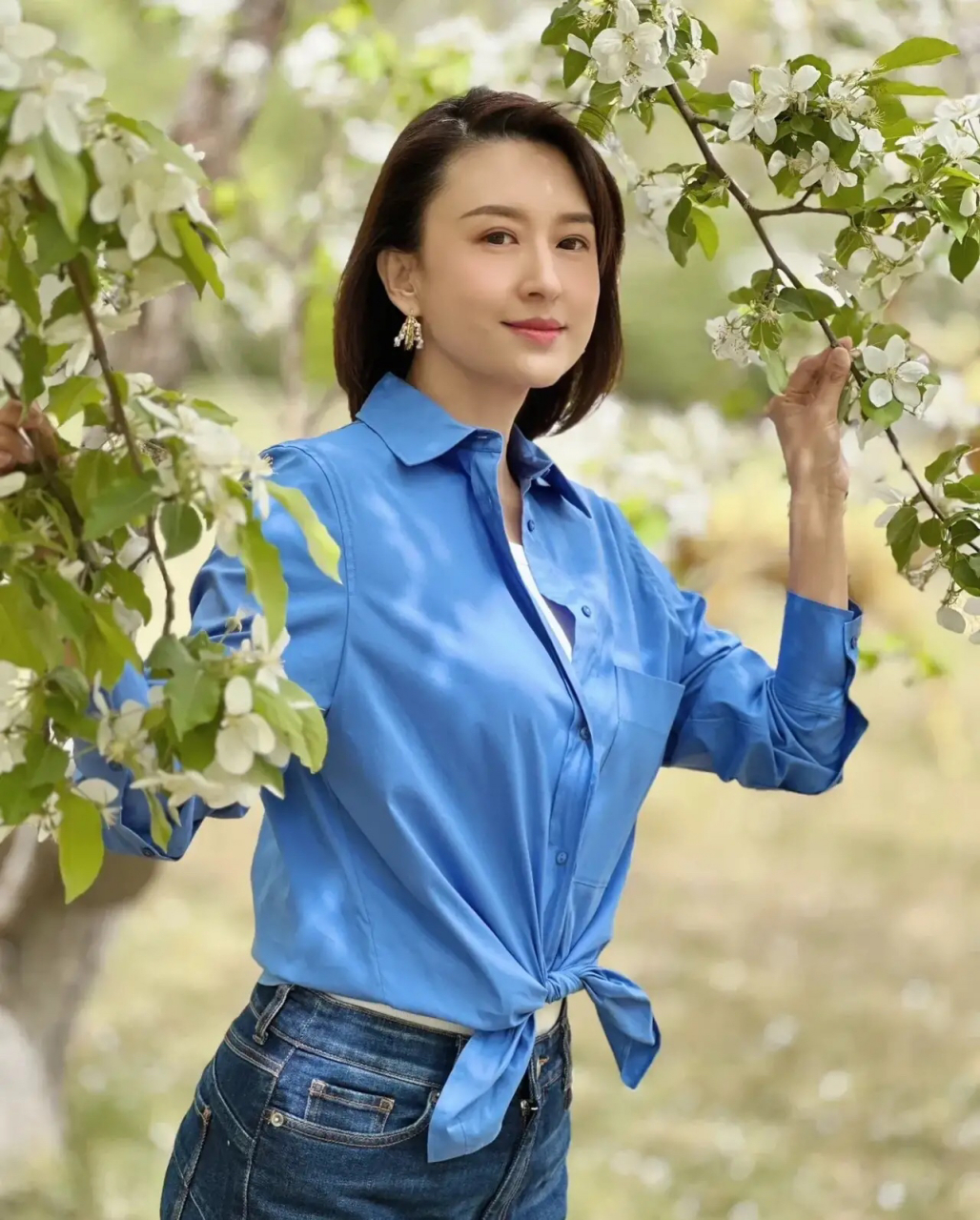 助我上热门# 央视主持人张蕾,身穿蓝色衬衫,搭配蓝色牛仔裤,雪白的