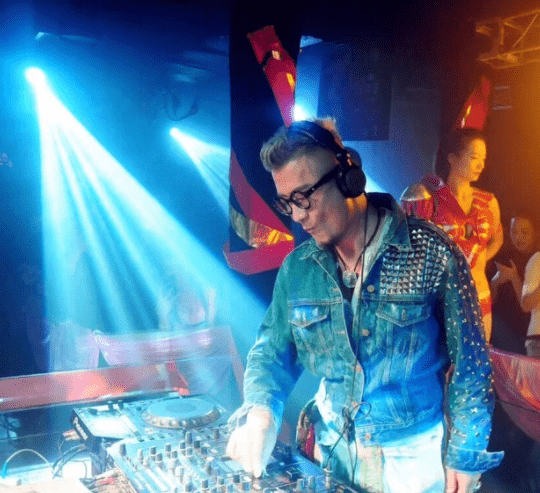 59岁孙兴在内地开民宿!胡子花白手臂上大片纹身,身后名酒抢镜