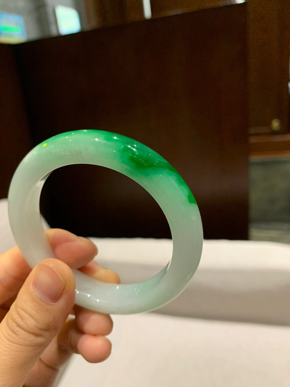 白低青翡翠手镯翡翠虽然涨价,但是这样的白底青涨也得入,第一眼看到它