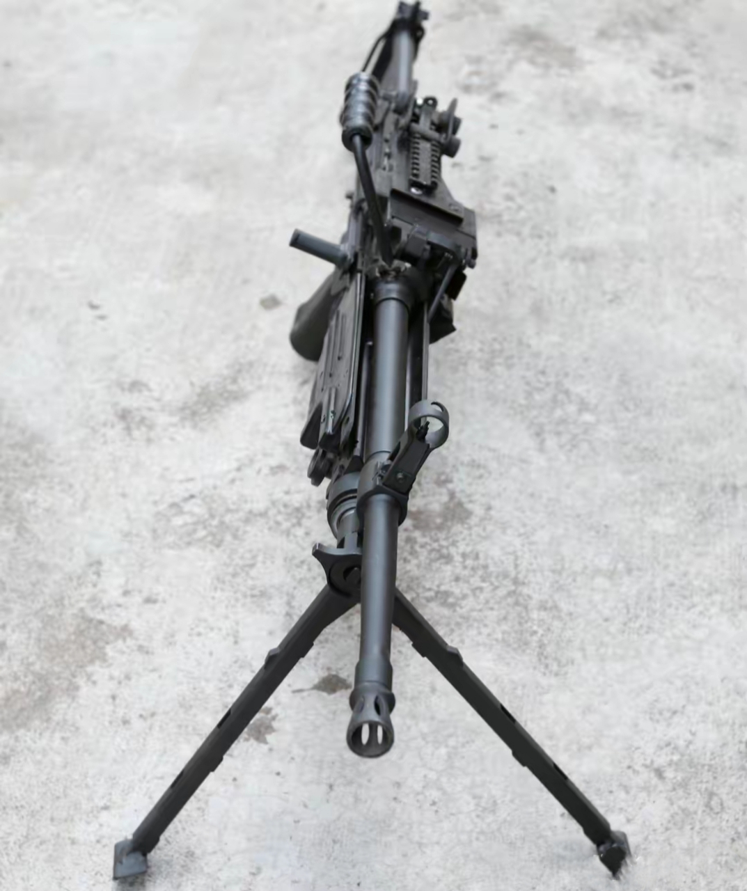 国产cs/lm8型556毫米轻机枪,该枪属于外贸型,主要用于出口