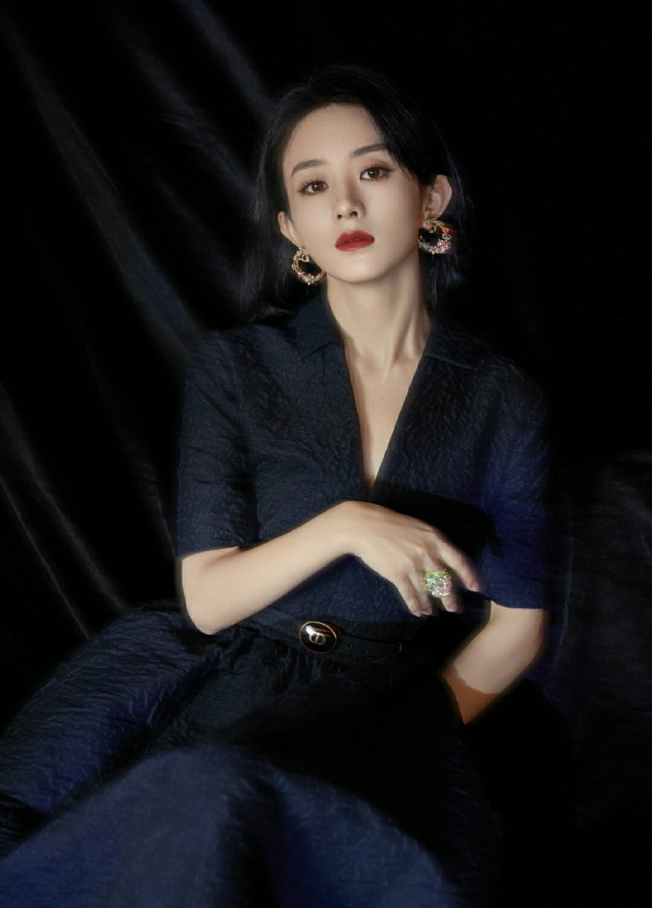 抖音星动之夜赵丽颖一身靛蓝连身长裙,搭配奢华珠宝,整个人看起来高贵