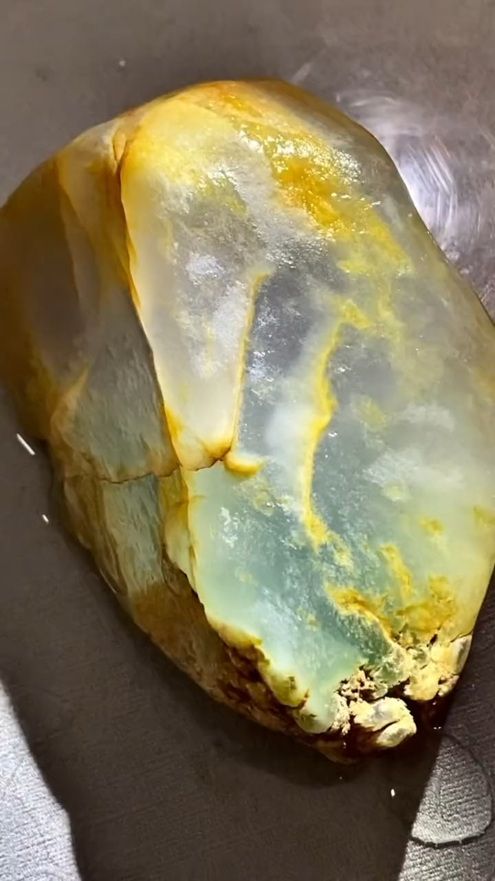 水汪汪黑肉大马坎场口翡翠原石!