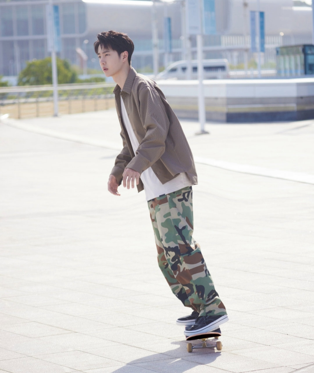 王一博为亚运会献唱,现场表演滑板,活力十足.