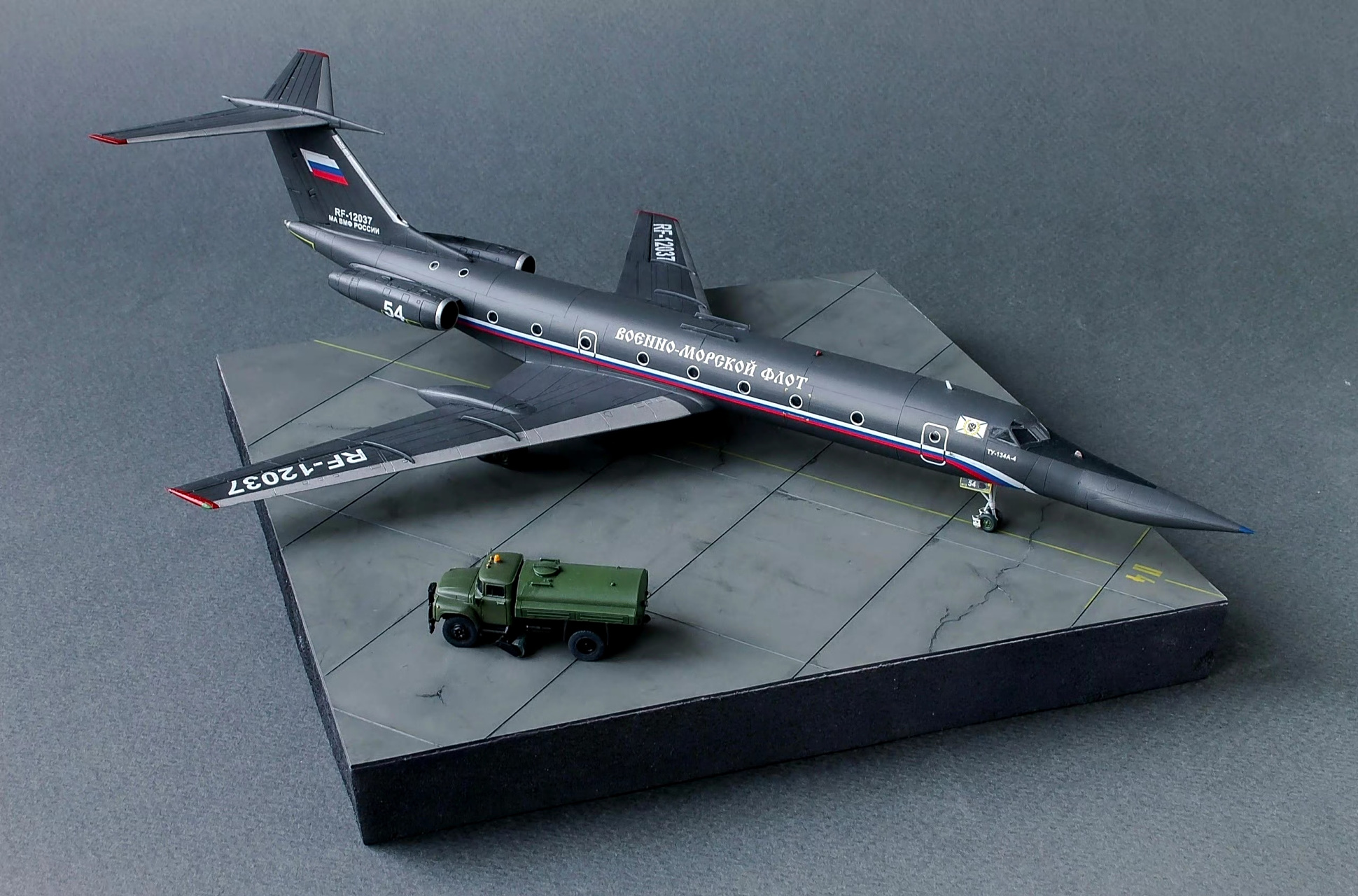 军模欣赏:zvezda 1/144 俄罗斯海军 图-134ubl 轰炸教练机,该机用于