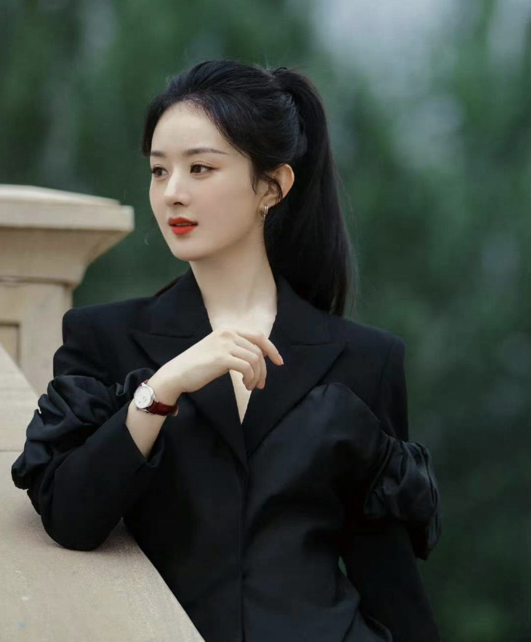 赵丽颖身着黑色西服裙颜值气质拉满