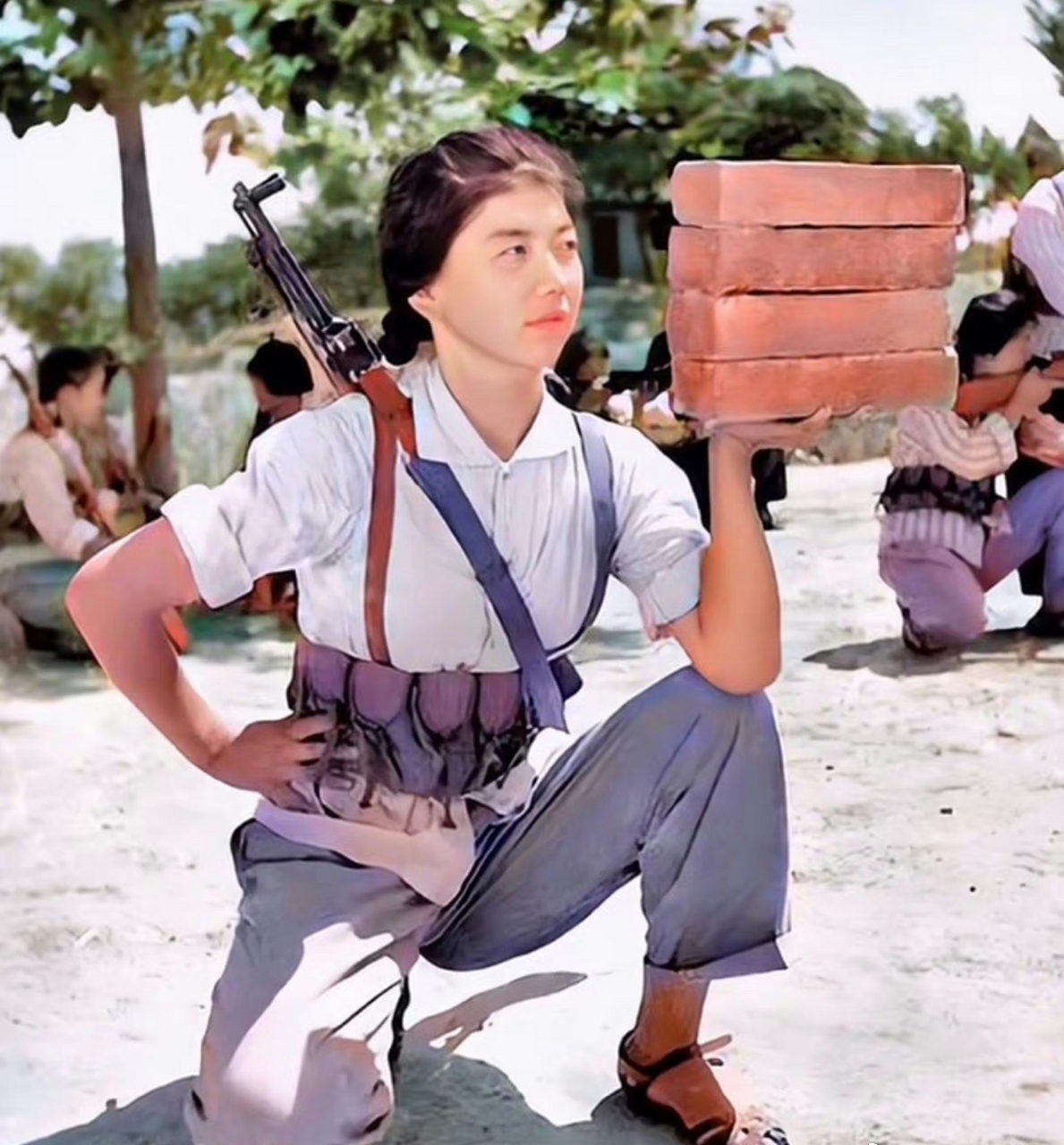 上世纪60年代,不爱红装爱武装的一位女民兵.