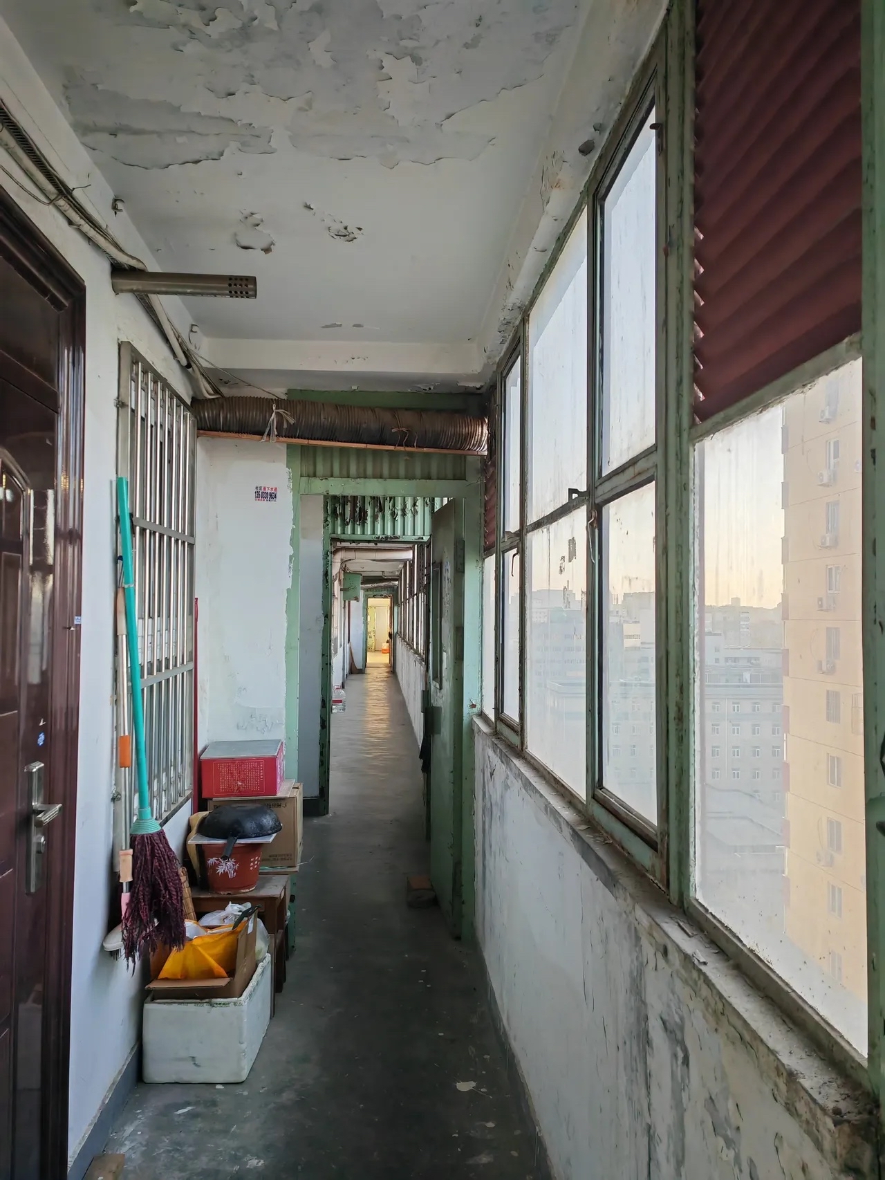 楼龄三十年以上的横排筒子楼,居住环境无论是室内还是室外都一言难尽